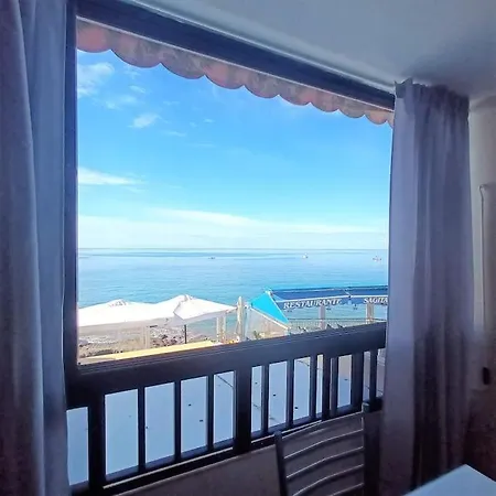 Beachfront Don Paco Lägenhet *
